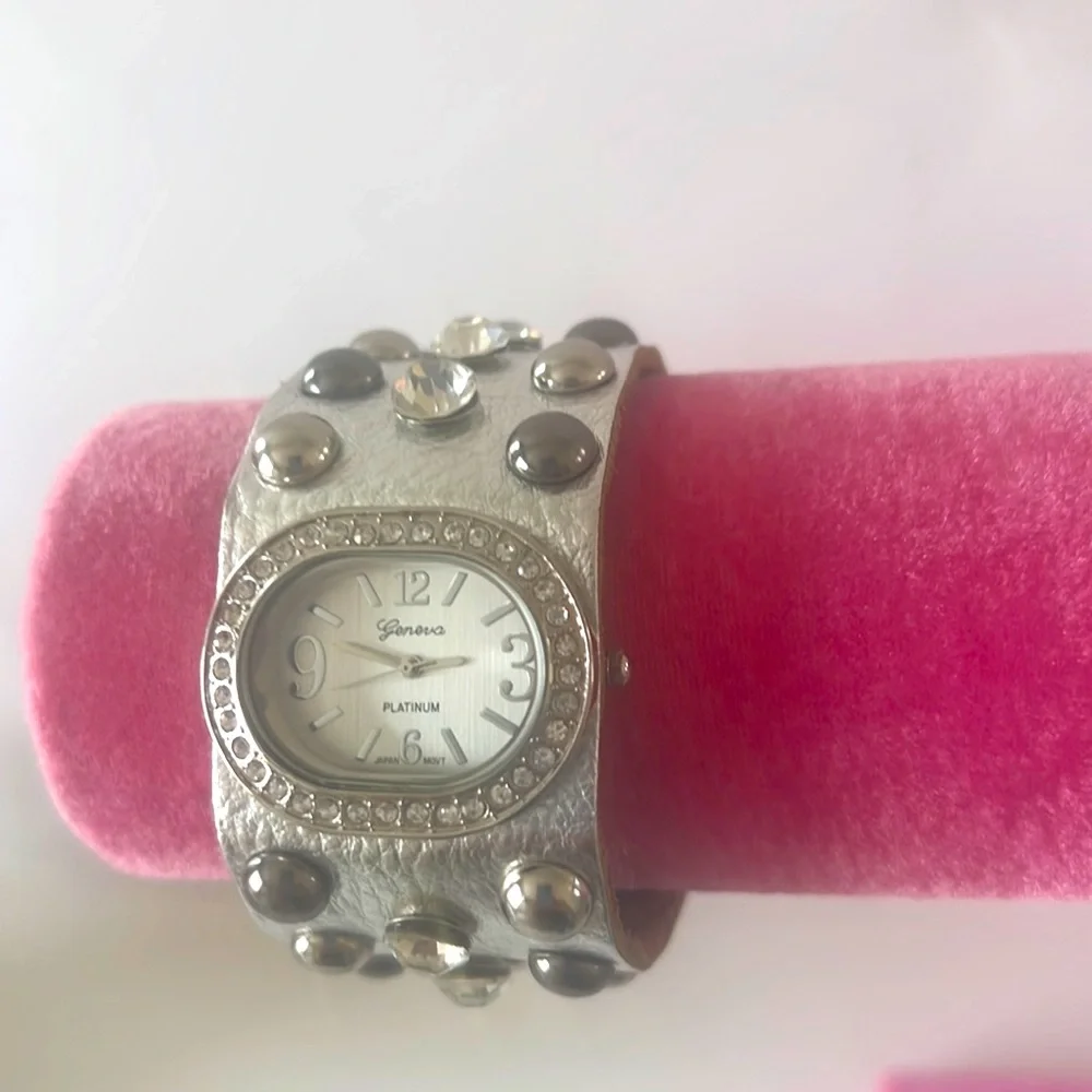 Geneva New vintage Wristwatch, Japanese movement, silver, leather band,crystals, - Picture 1 of 6